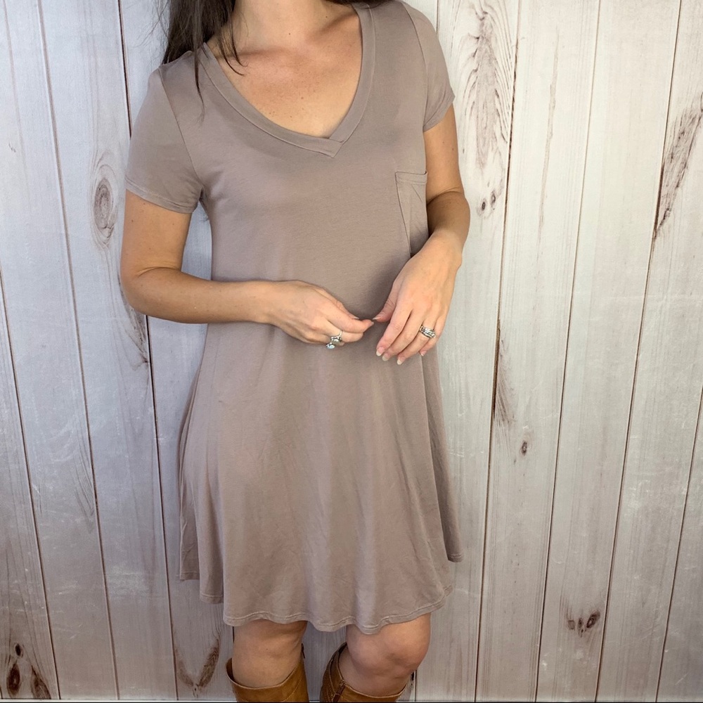 Hailey- tan t-shirt dress with pocket - Picture 5 of 8